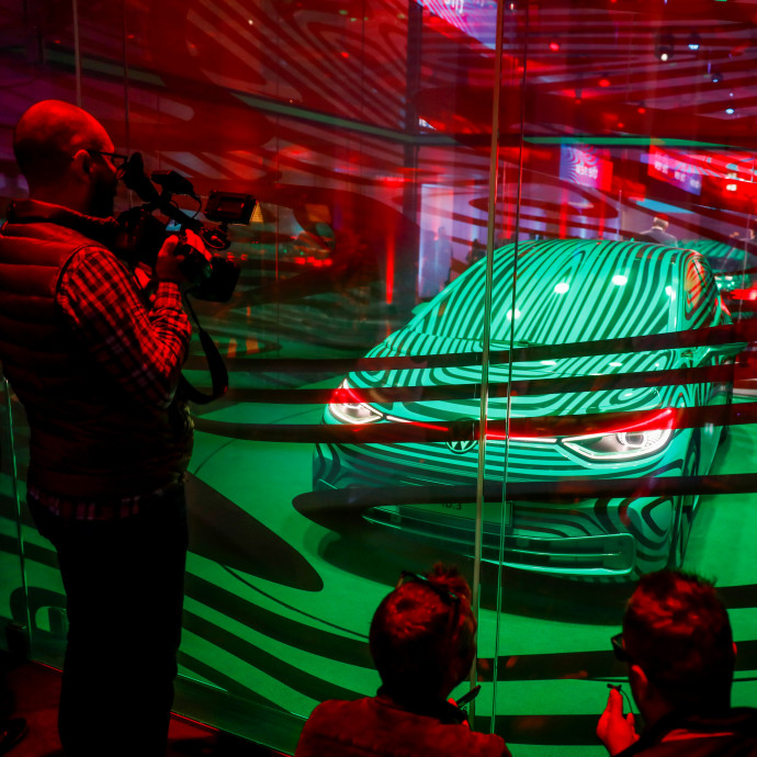 Ijedten figyelik a német VW-munkások az átállást az elektromos autókra