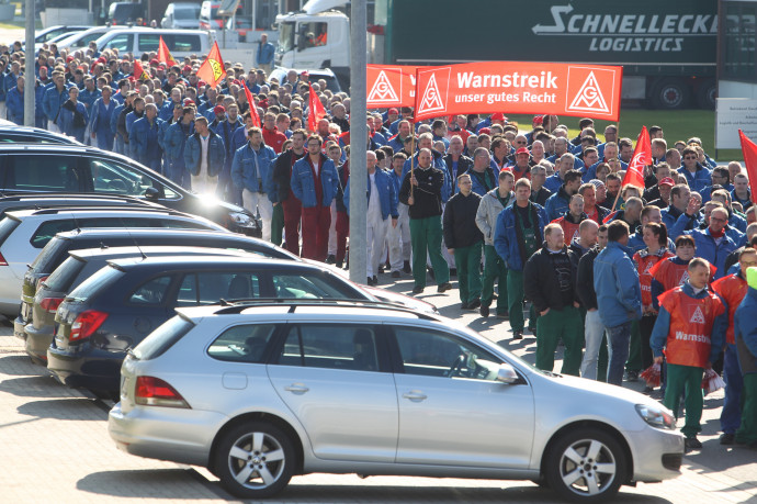 Sztrájkoló VW-munkások Zwickau-ban 2016-ban. (Photo by Sebastian Willnow / dpa / AFP) /