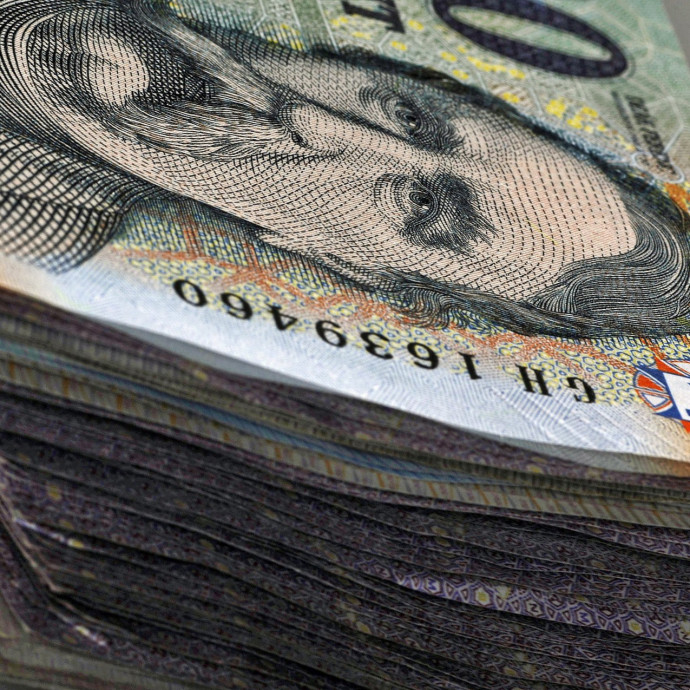 Ha a béremelkedést akarják eltüntetni, jöhet a 444 forintos euró