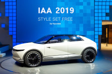 Retró elektromos autókkal száguldhatunk a jövőbe