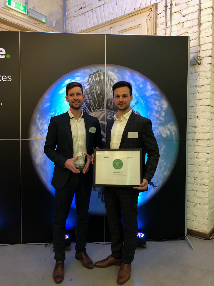 Tessényi András és Ács Dávid a Supercharge képviseletében a Deloitte díjátadóján.