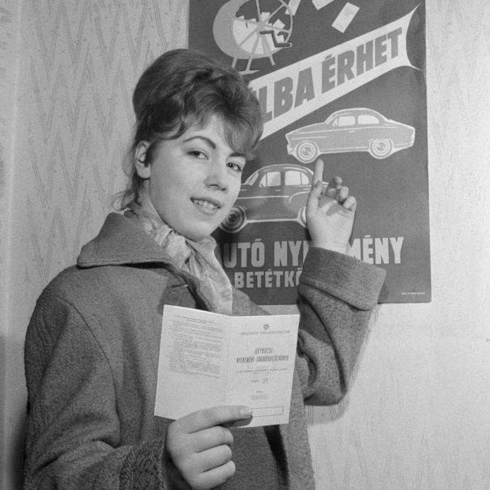 Öntik a pénzt az autónyeremény-betétbe, a megnyert autókat meg nem veszik át