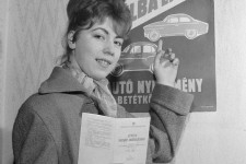Öntik a pénzt az autónyeremény-betétbe, a megnyert autókat meg nem veszik át