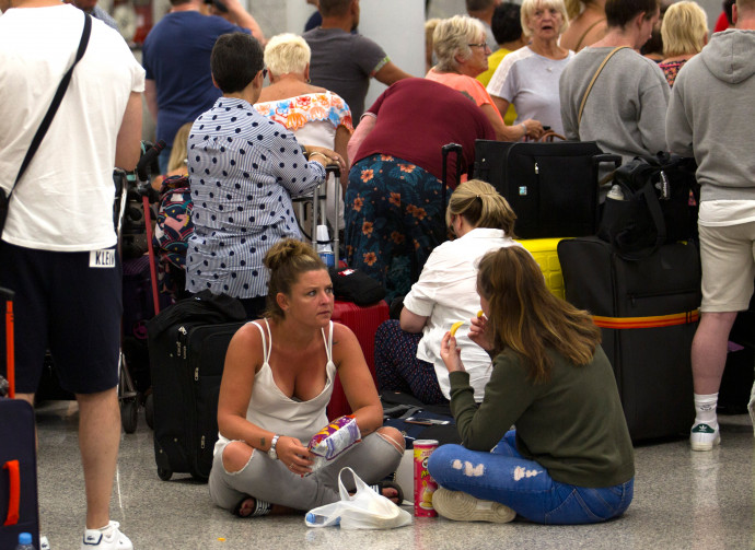 Utasok várnak Palma de Mallorca repülőterén arra, hogy a csődbe ment Thomas Cook helyett hazaszállításák őket. Fotó: AFP/Europress
