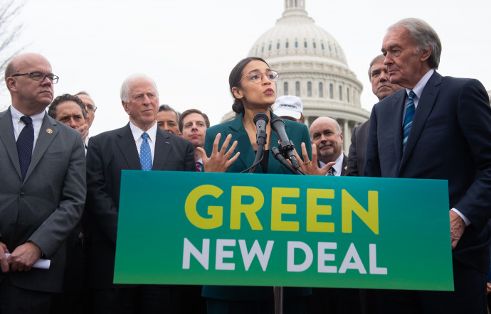 Alexandria Ocasio-Cortez és Ed Markey Washingtonban sajtótájékoztatón mutatják be a Green New Dealt. Fotó: AFP / Europress