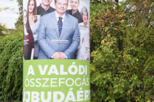 Fideszes önkormányzat által pénzelt fideszes egyesületekkel kampányol „valódi összefogásként” egy budai fideszes polgármester