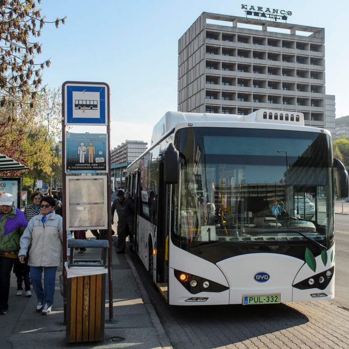 Villanybuszokra várunk, miközben még 36 éves Ikarus is fut Budapesten