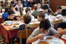 Több száz embert kirúgtak, most ismét toboroznak a közétkeztető cégek