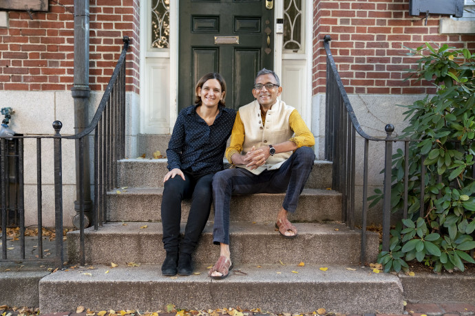 Abhijit Banerjee és Esther Duflo bostoni otthonuk előtt.