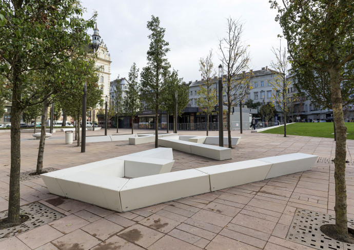 Budapest, 2019. október 3. A felújított Podmaniczky Frigyes tér az V. kerületben az átadás napján, 2019. október 3-án. A rekonstrukció során 82 új fát ültettek és 30 százalékkal növelték a zöldfelületet. MTI/Szigetváry Zsolt
