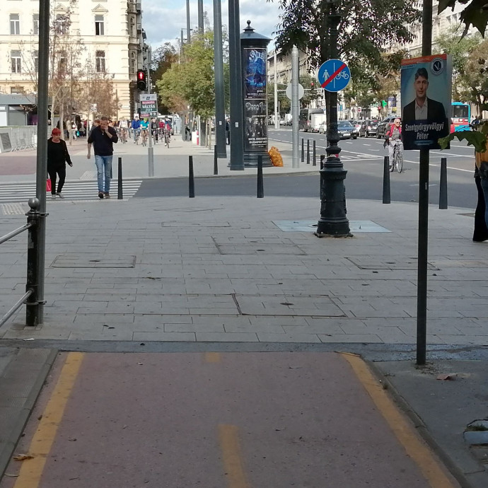 Felfalta a díszkő a Bajcsy-Zsilinszky út kerékpárútját