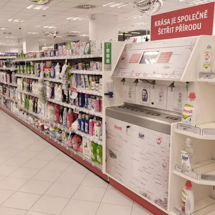 A nagy drogériák is elkezdték csomagolás nélkül árulni a sampont és a tusfürdőt Csehországban