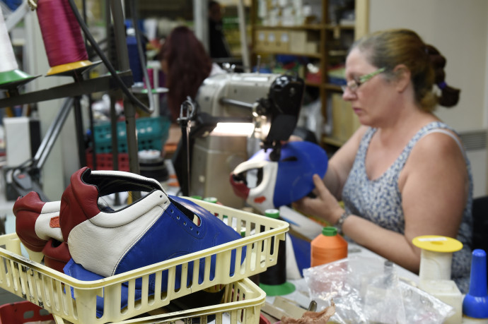Cipőgyári dolgozó Franciaországban. Fotó: AFP