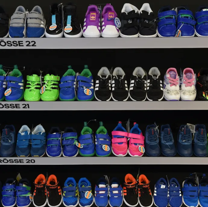 Az Adidas robotokkal próbálta forradalmasítani a cipőipart, de inkább visszatér ázsiai munkásokhoz