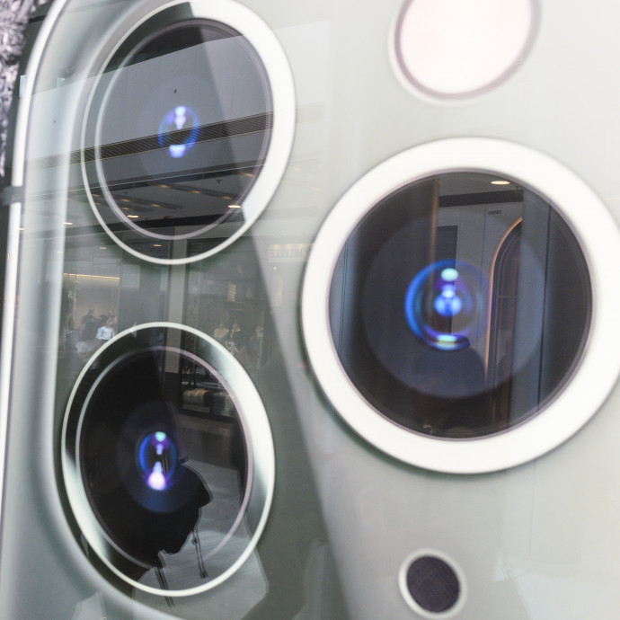 Megint az emberek titkos megfigyelésével égeti magát a Facebook