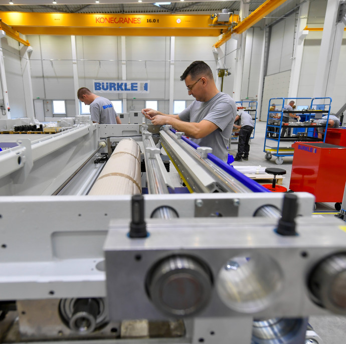 Van értelme, hogy több évnyi bérre elég pénzt ad a kormány a munkahelyteremtőknek?