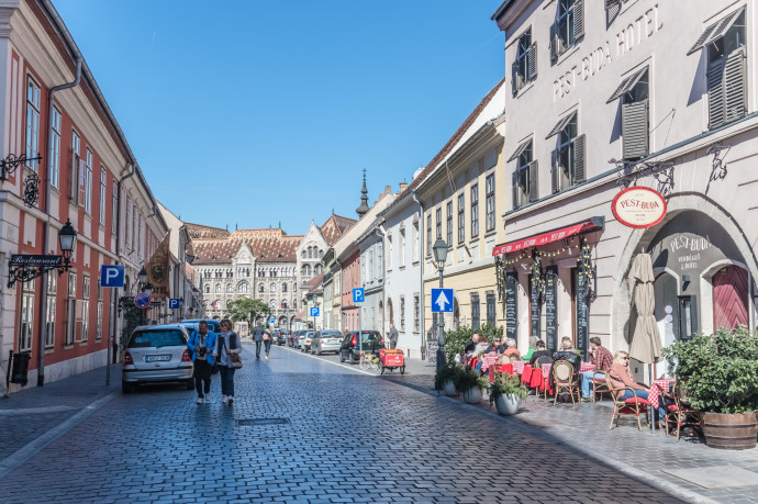 Jobbra a Pest-Buda étterem és hotel. Fotó: Faludi Imre/MTVA