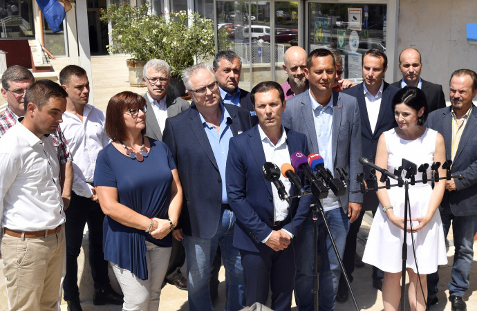 Szaniszló Sándor (középen) egy nyári sajtótájékoztatón. Fotó: Máthé Zoltán/MTI