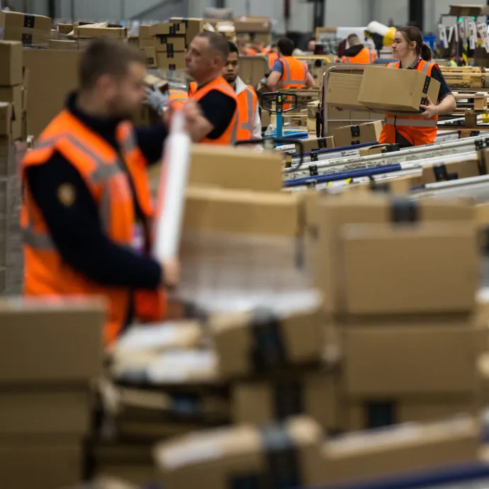 Az Amazon robotok segítségével hajszolja a végletekig a dolgozóit