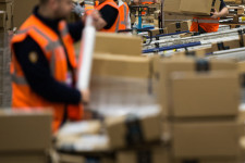 Az Amazon robotok segítségével hajszolja a végletekig a dolgozóit