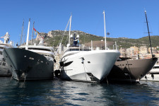 Miért vonzódnak a luxushoz a haveri rendszer vállalkozói?