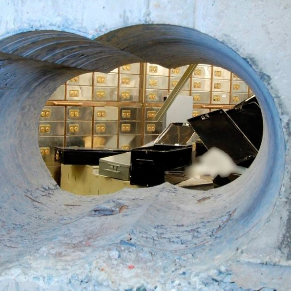 Tíz évre az adófizetők nyakába rakták a NER-nagyvállalatok kockázatát