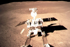 Tele a Hold a szétdobált cuccainkkal