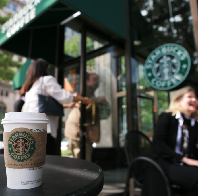 Majdnem egy ezres egy kávé, mégis a világon a legolcsóbbak között van a magyar Starbucks