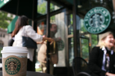 Majdnem egy ezres egy kávé, mégis a világon a legolcsóbbak között van a magyar Starbucks