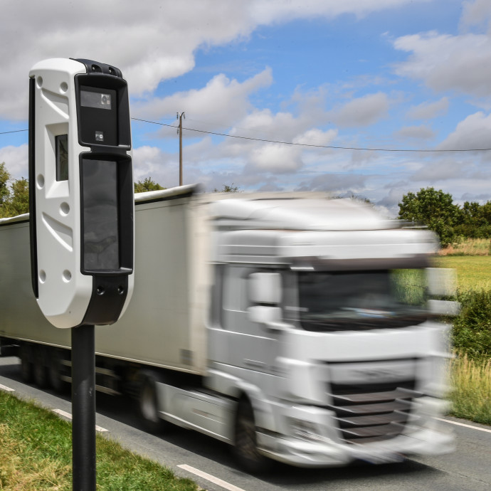 Megvan az oka, ha százzal húz el melletted egy 40 tonnás kamion