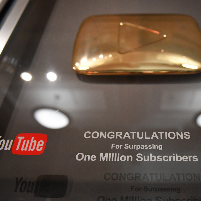 A béna YouTube feldolgozások is az eredeti előadók zsebét tömik