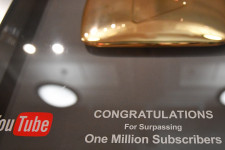 A béna YouTube feldolgozások is az eredeti előadók zsebét tömik