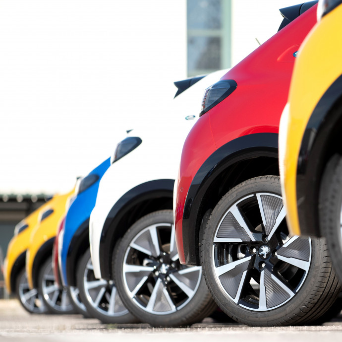 Új autóipari óriás születik – mi lesz a magyar gyárral?