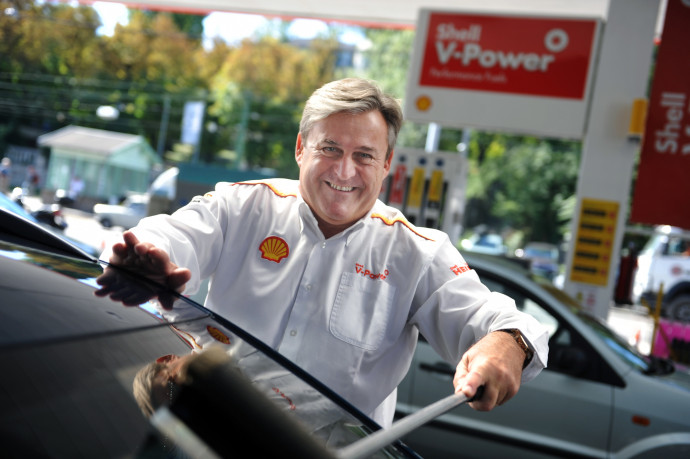 Kapitány István ablakot mos. Fotó: Győrffy Anna