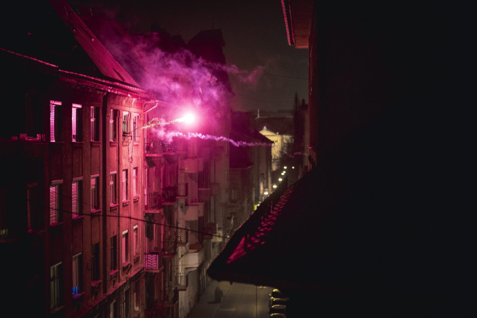 Tűzijátékot lõnek ki egy társasház ablakából Budapest belvárosában 2015 szilveszterén. Fotó: Sóki Tamás/MTI