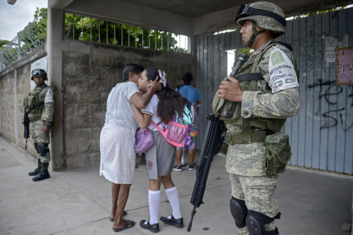 Mexikói rendőr egy iskolánál. Fotó: AFP