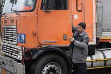 Lerobbant a hazájától távol, összedobtak neki egy új kamionra valót