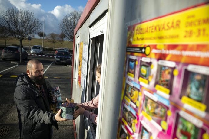 Tűzijátékokat árusító ideiglenes stand Solymáron, egy hipermarket parkolójában. Fotó: Mohai Balázs/MTI