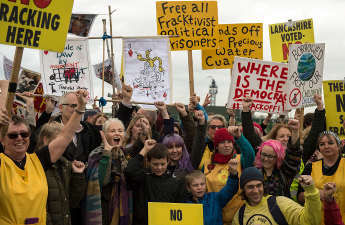 Dame Vivienne Westwood (negyedik balról) tiltakozik társaival a hidraulikus repesztés ellen az angliai Blackpoolnál. 2018-ban. Fotó: AFP