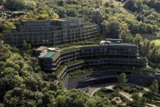 Nem Tiborcz István cége fejezi be az üveghegyet