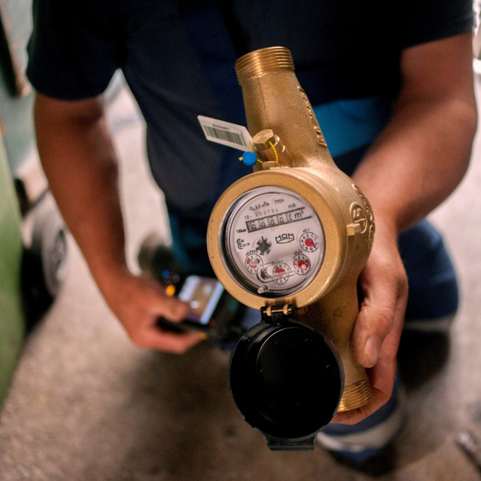 Teljesen értelmetlen és drága lecserélni a vízórákat, de legalább néhányan megélnek belőle