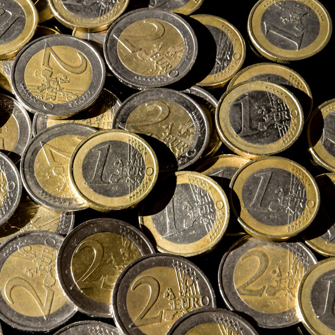 Annyira zuhan a forint, hogy kikényszerítheti a laza kamatpolitika végét