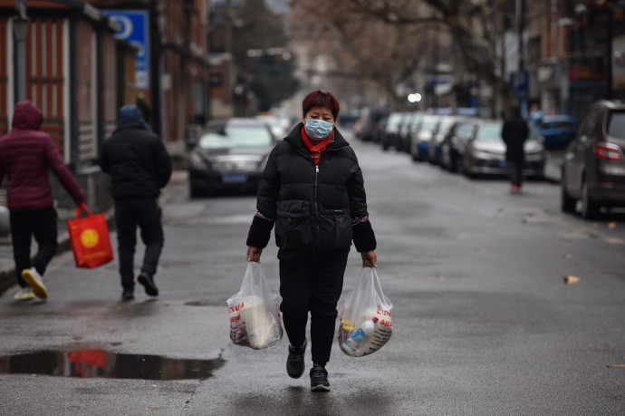 Gyalogos Vuhanban. Fotó: AFP