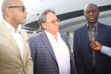 Így néz ki, amikor Szíjj László 145 milliárdos útépítésért repül Afrikába