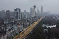 Úszószemüveg az utcán és térddel megnyomott liftgomb, ilyen az élet a járvány gócpontjában