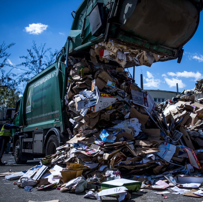 Összeomlás szélén a szelektív papírgyűjtés, ingyen sem vesznek át hulladékpapírt