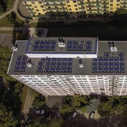 A panelek naperőművé alakításával csökkentik a rezsit Lengyelországban