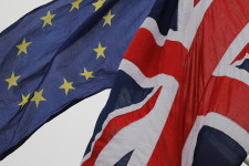 A britek éjfélkor mennek, a problémák még maradnak