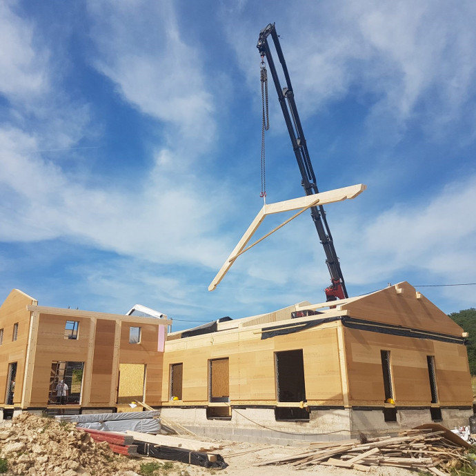 Tíz éve romokban hevert az építőipar, amikor egyenesbe jött egy gerendaházakat építő vállalkozás