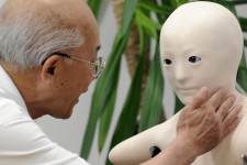 Bevándorlók helyett inkább robotokra bíznák az idősek ellátását Japánban